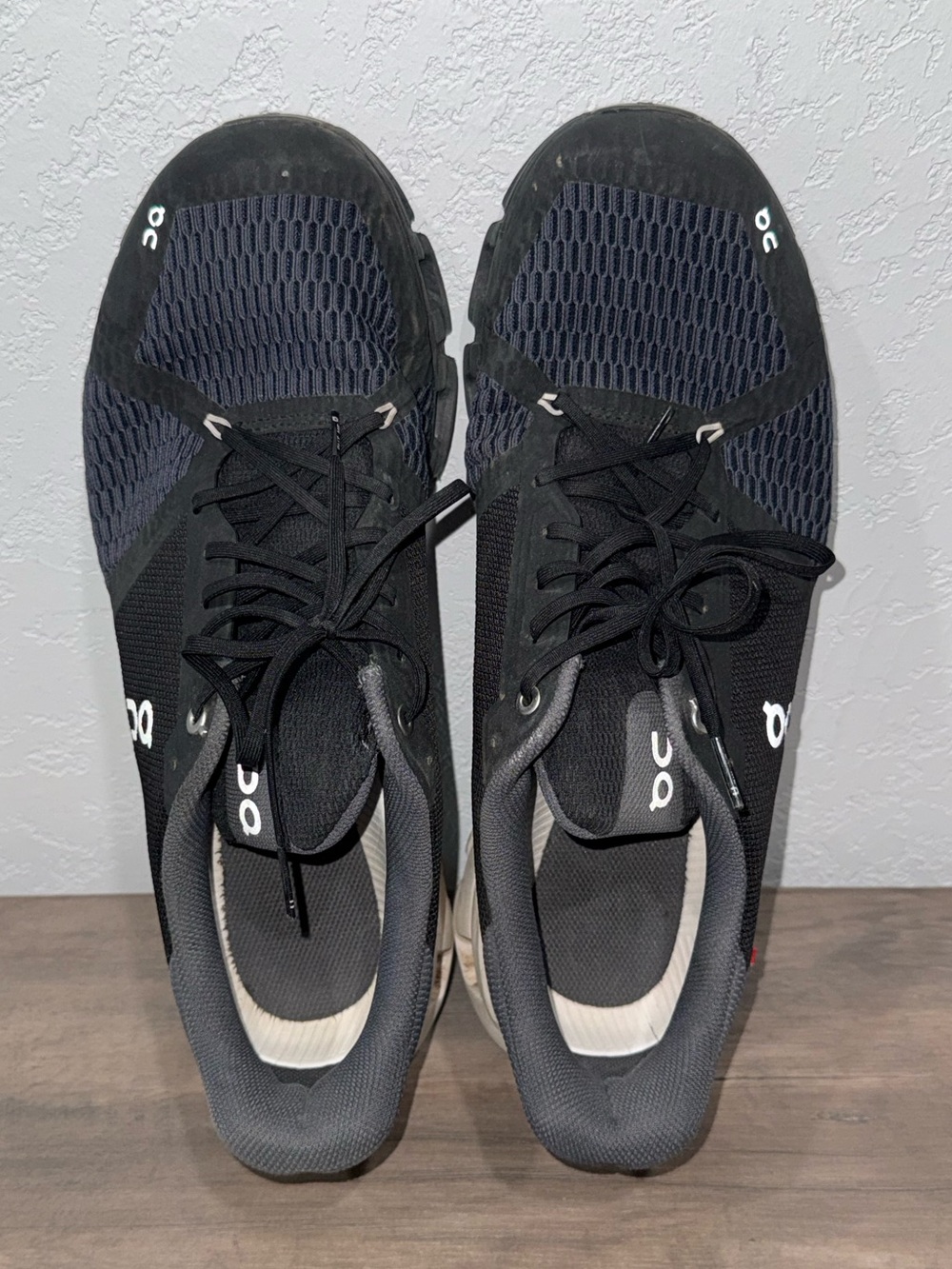 On Running Men’s Black and Gray Lightweight Sneakers